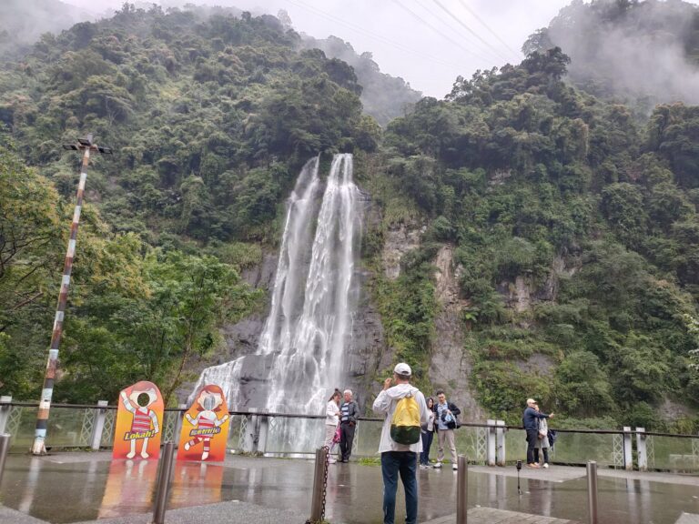 烏來瀑布一日遊，壯觀瀑布從山崖傾瀉，遊客在觀景台欣賞