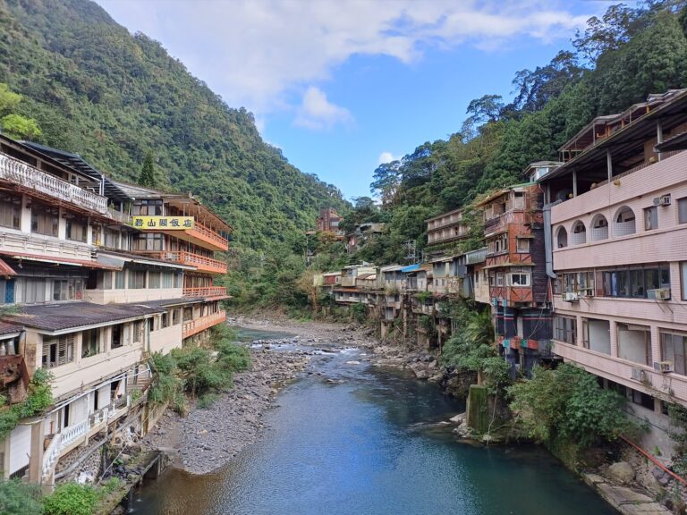 烏來溫泉飯店沿南勢溪兩岸而建，碧藍溪水倒映山林