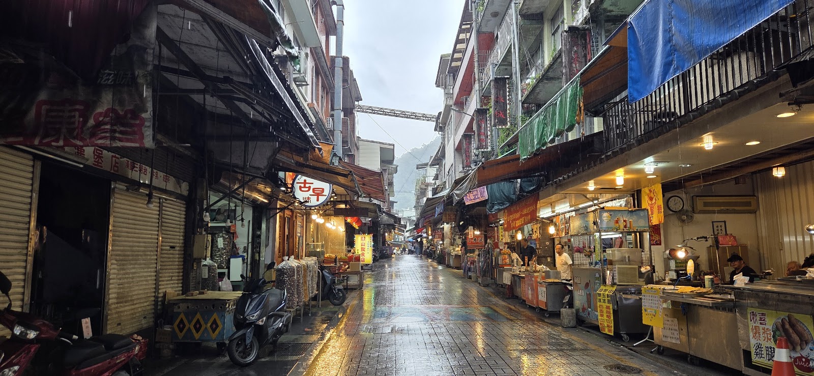 烏來老街 雨天街景 小吃攤燈光 新北景點