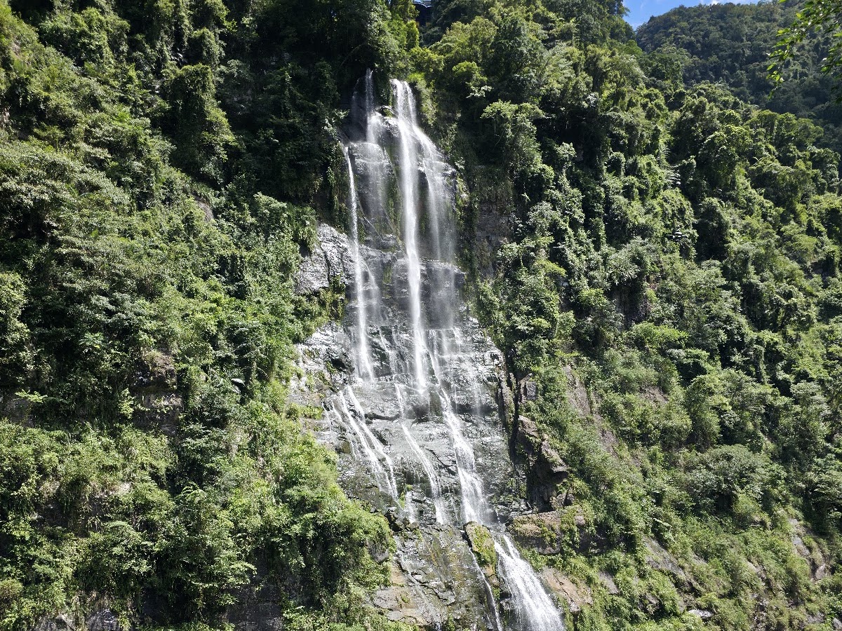 新北烏來一日遊 烏來瀑布全景 白色分層瀑布 翠綠山林