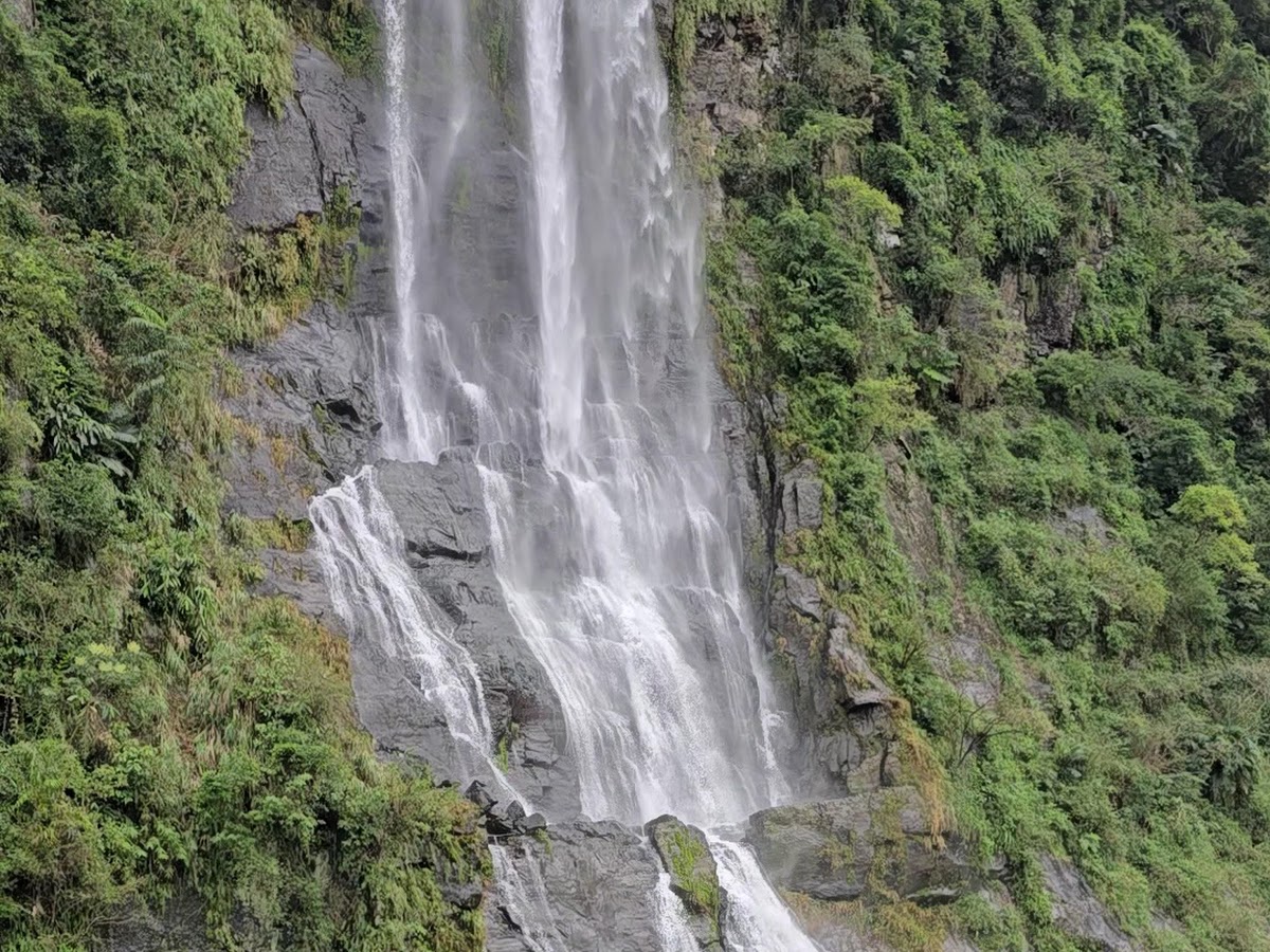 烏來瀑布 近景 岩壁瀑布 翠綠山林 新北烏來