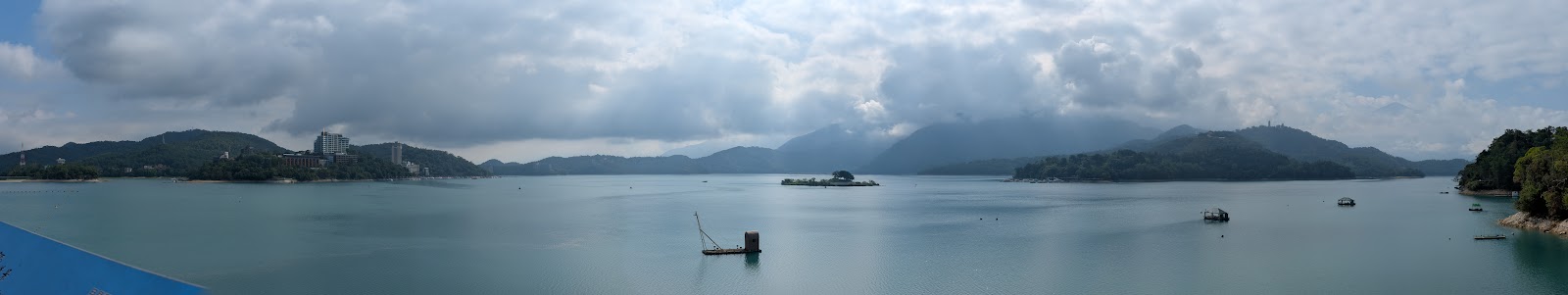 向山觀景台超廣角全景，日月潭湖面寬闊，拉魯島居中