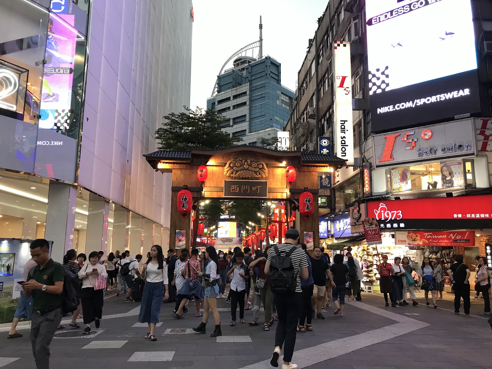 西門町一日遊攻略 2026 - 西門紅樓與西門町徒步區景色
