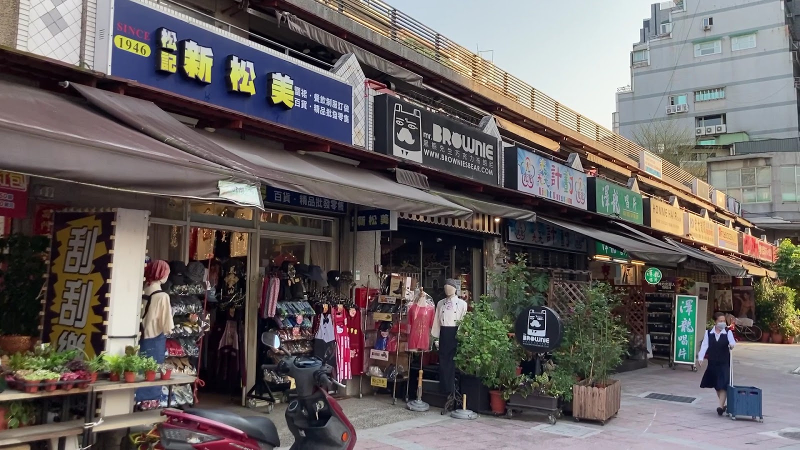 西門町商店街，服飾百貨店面，台北西門町一日遊景點