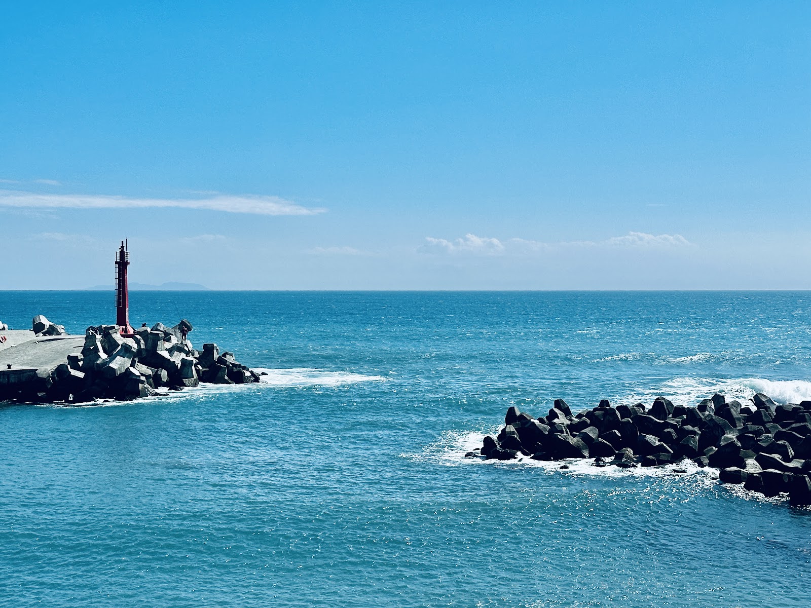 新蘭漁港港口出海口藍色海景，紅色燈塔，台東東河海洋之眼出發點