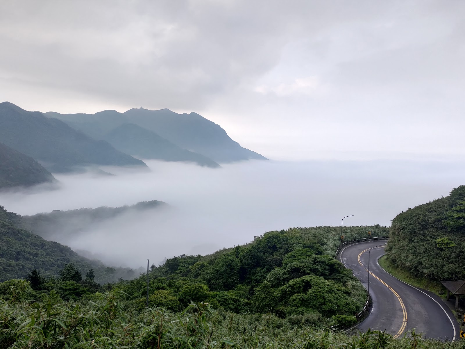 陽明山蜿蜒山路雲海景觀，台北陽明山一日遊