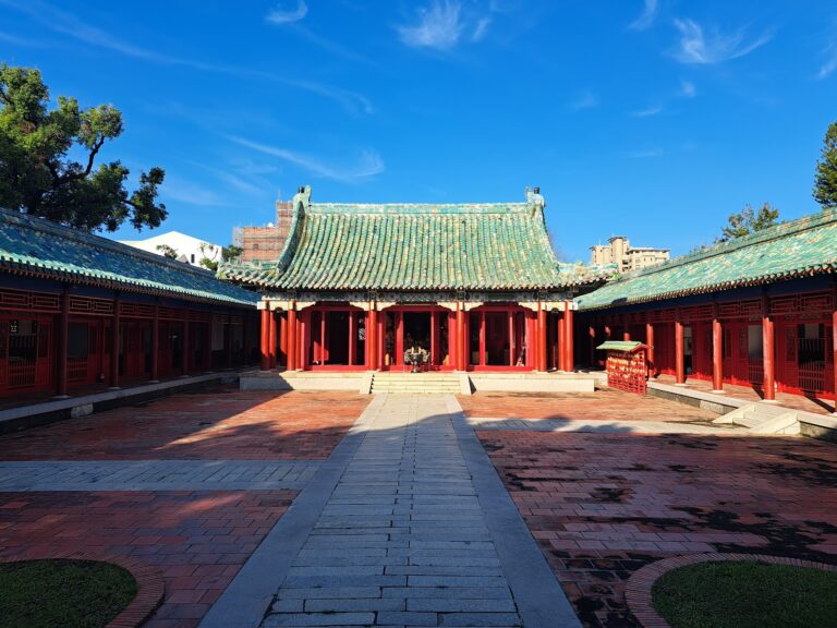 台南延平郡王祠廟殿中軸線對稱全景,翠瓦紅柱藍天