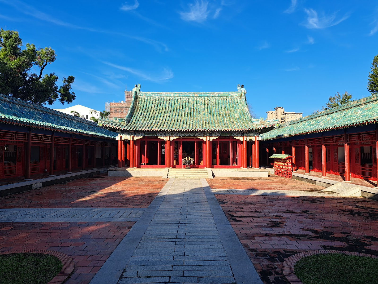 台南延平郡王祠廟殿中軸線對稱全景，翠瓦紅柱藍天