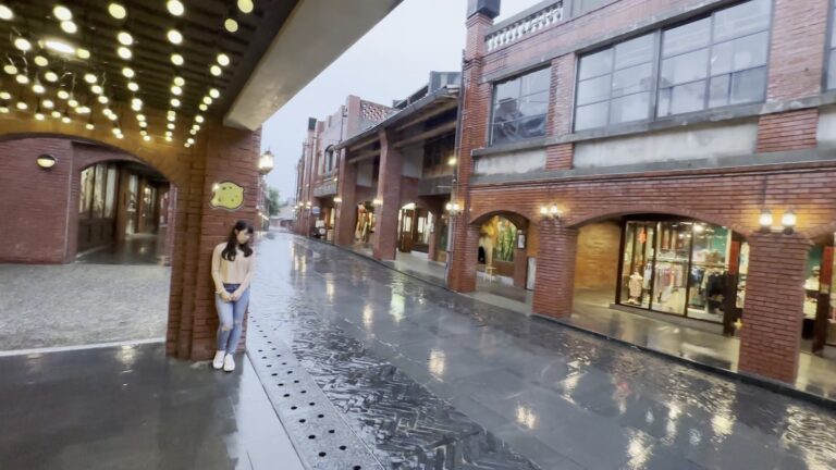 宜蘭傳藝園區雨天紅磚老街景色，必去景點
