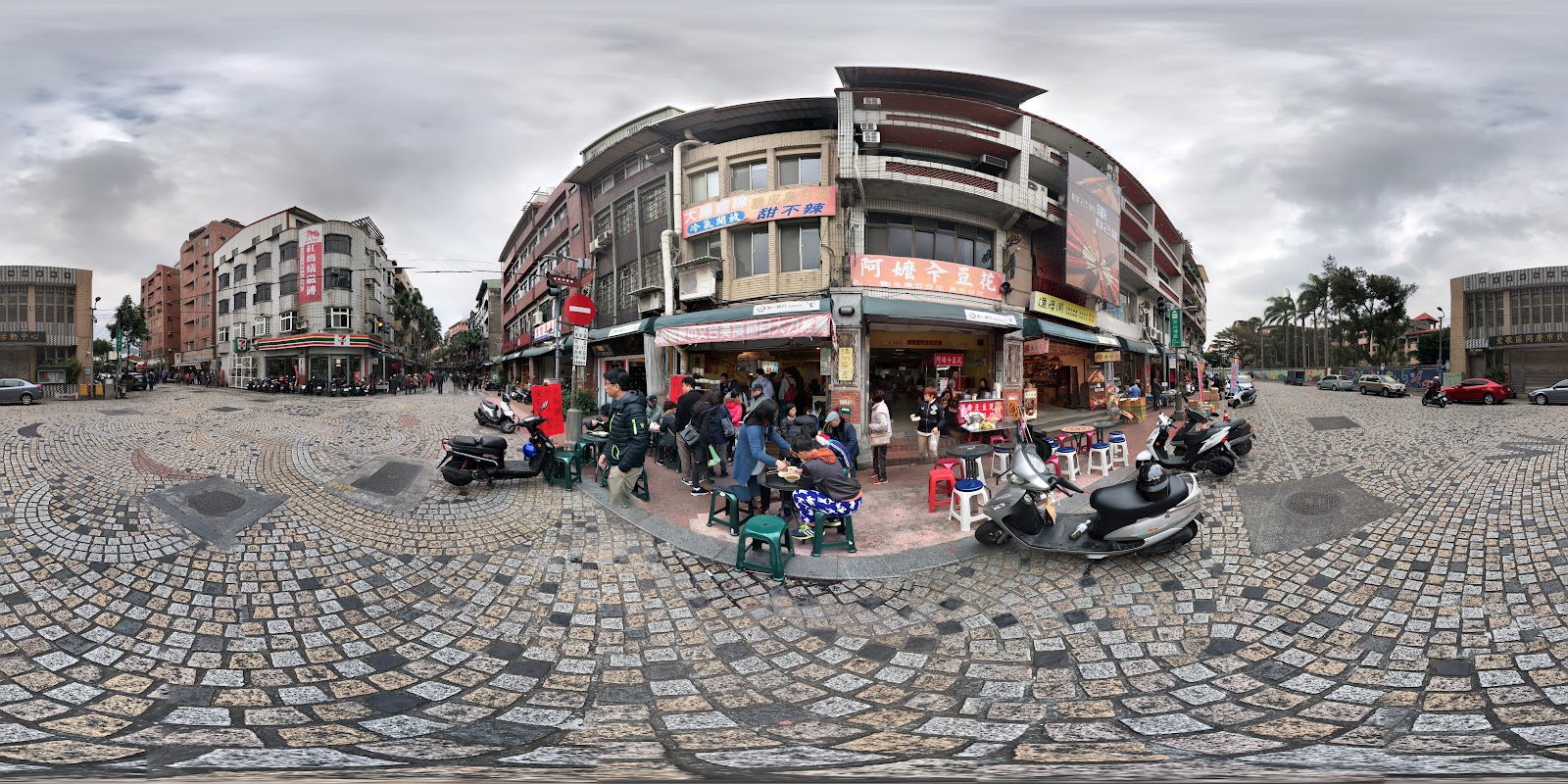 鶯歌老街入口廣場石板街道小吃攤人潮360度全景