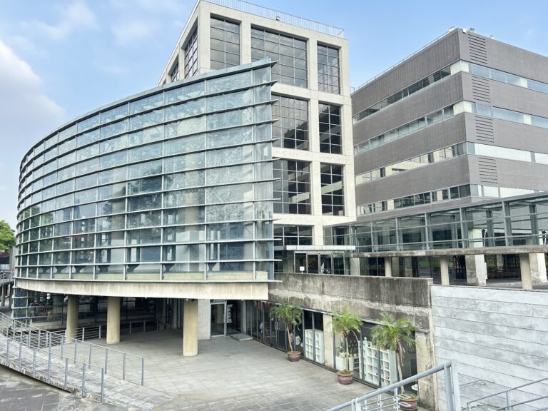 新北市立鶯歌陶瓷博物館弧形玻璃帷幕建築外觀藍天