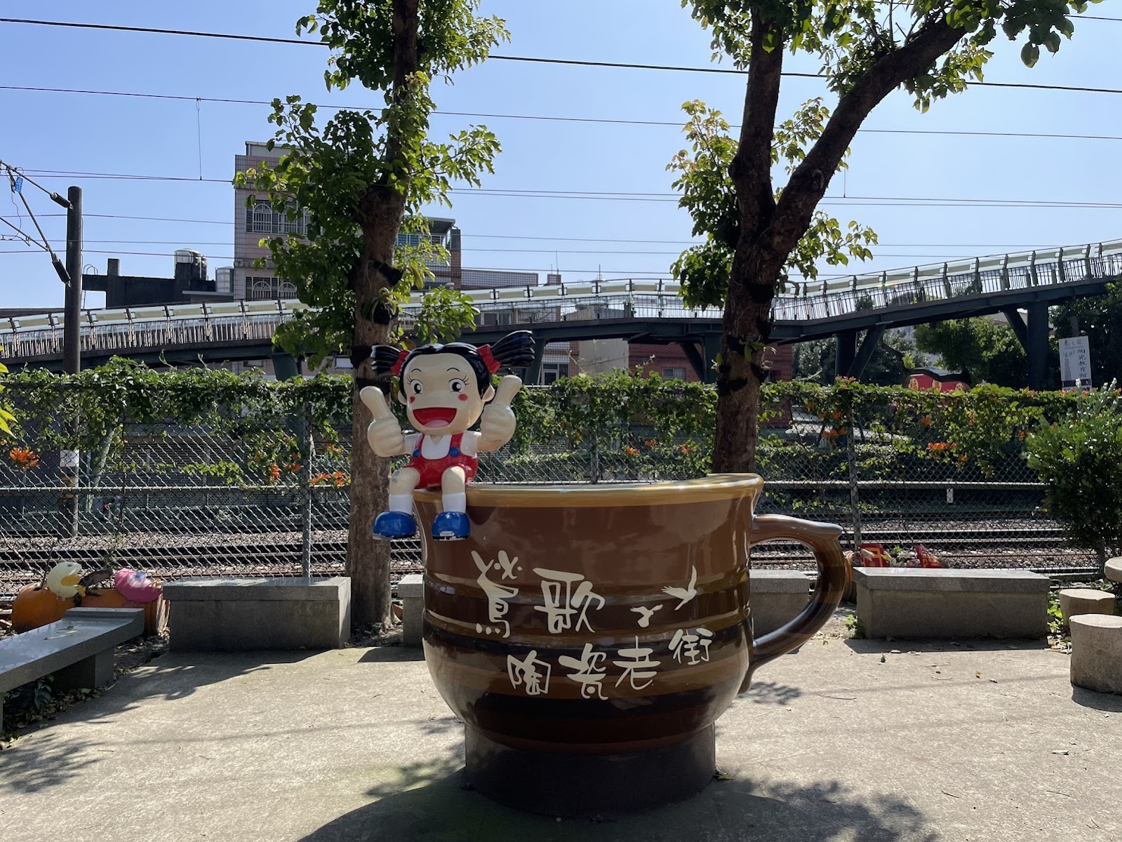 鶯歌陶瓷老街巨型陶瓷茶杯裝置藝術，色彩繽紛吸引遊客目光