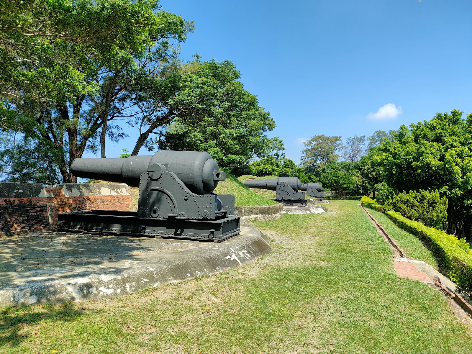 億載金城兩門黑色清代古砲排列青翠草地