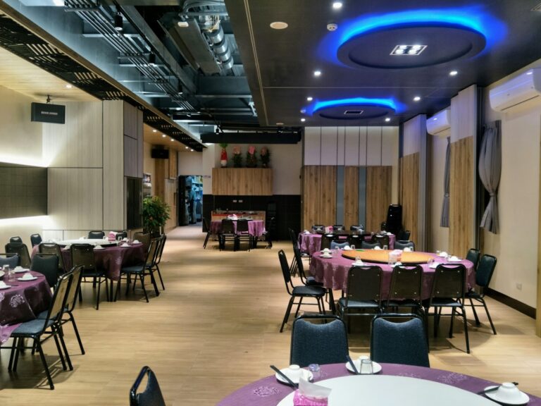 悅禾小館餐廳大廳，藍色LED燈光搭配紫色桌布，氣氛優雅