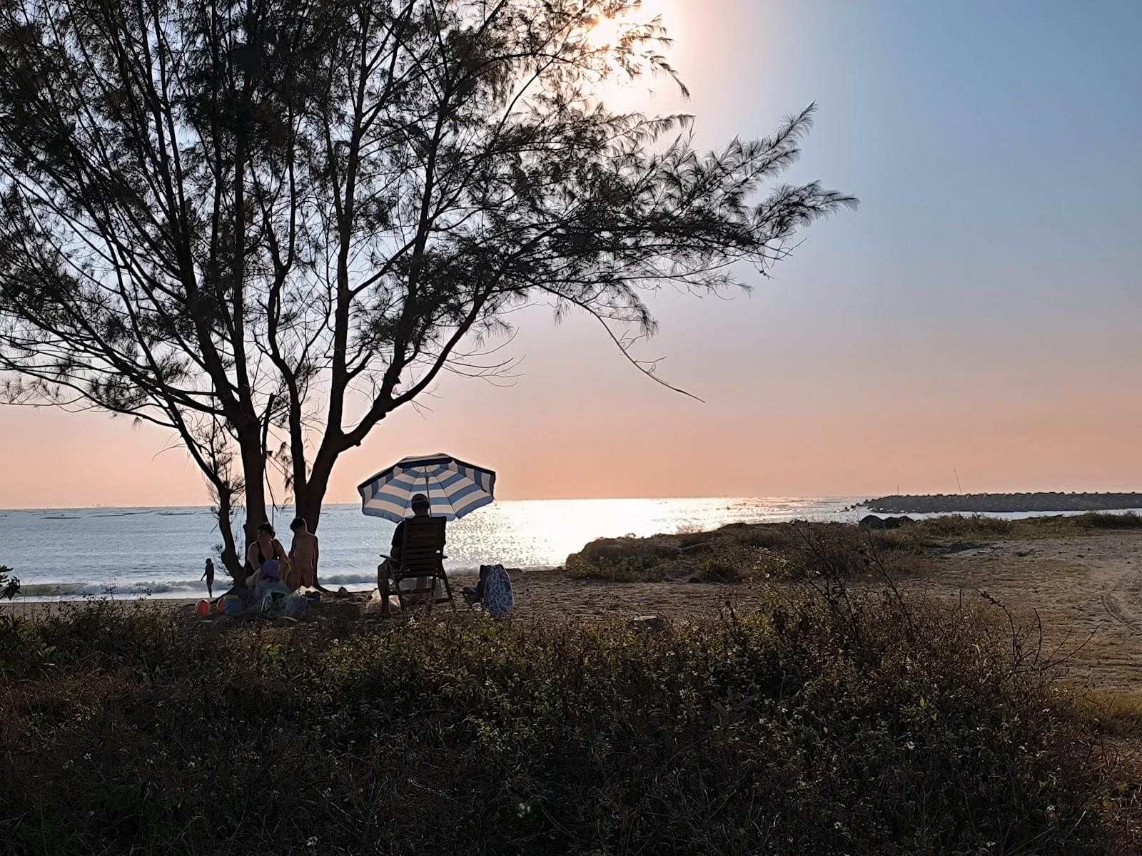 漁光島海灘夕陽剪影遮陽傘望海台南安平