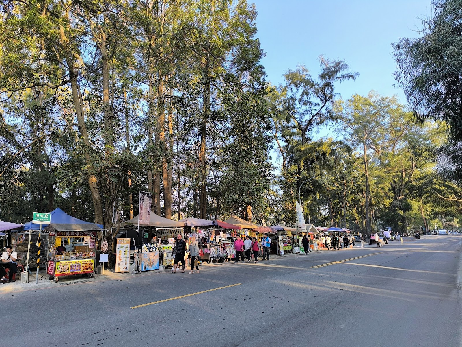 漁光島路旁攤販市集木麻黃高樹台南
