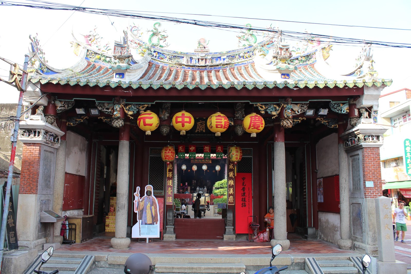 玉井市區慶元中廟傳統閩南式廟宇建築，彩色剪黏屋頂與金黃燈籠