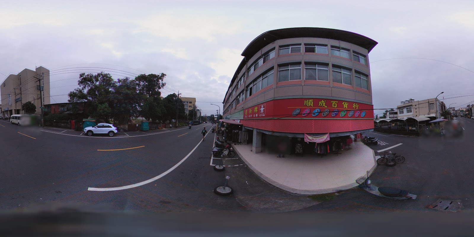 台南玉井市區街道360度全景，在地商店與芒果冰招牌並列街道景象