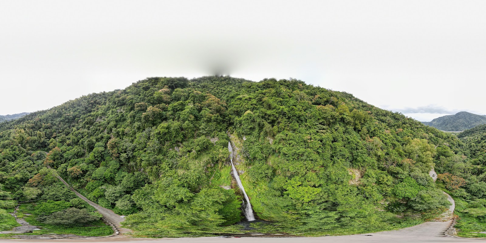 俯瞰知本林道山頭全景白龍瀑布懸掛山壁