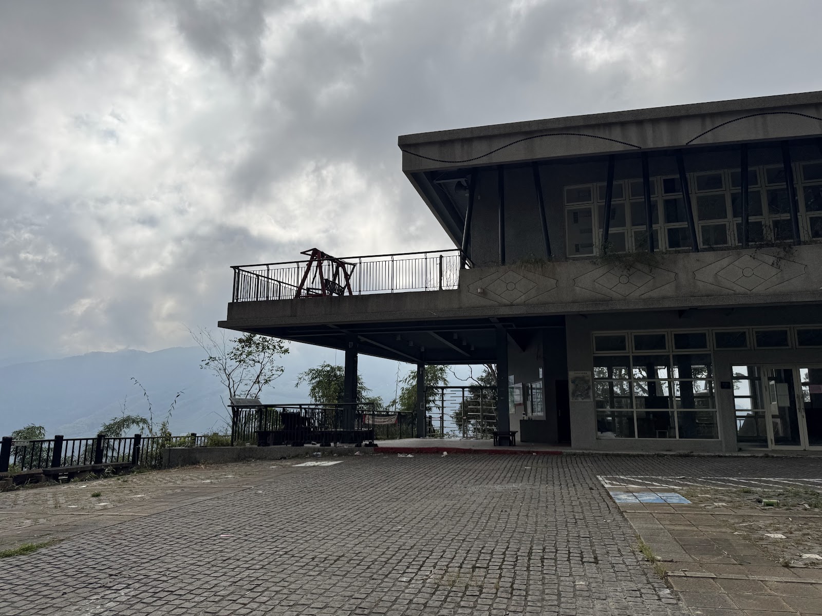 竹山天梯遊客中心觀景台,陰天雲景,背景可見南投山脈遠景