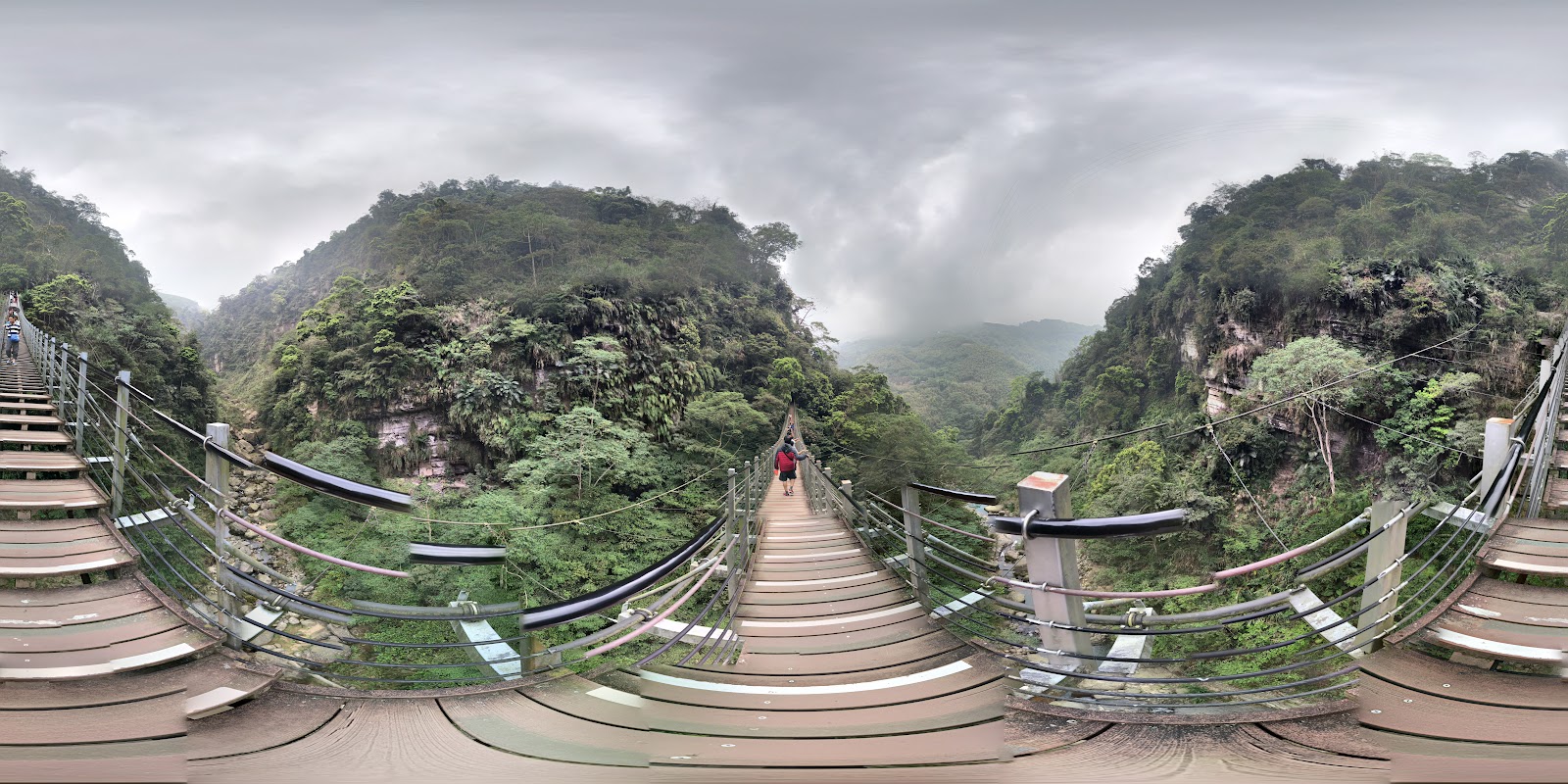 竹山天梯360度全景,橋面視角俯瞰峽谷,兩側高山竹林茂密,雲霧繚繞