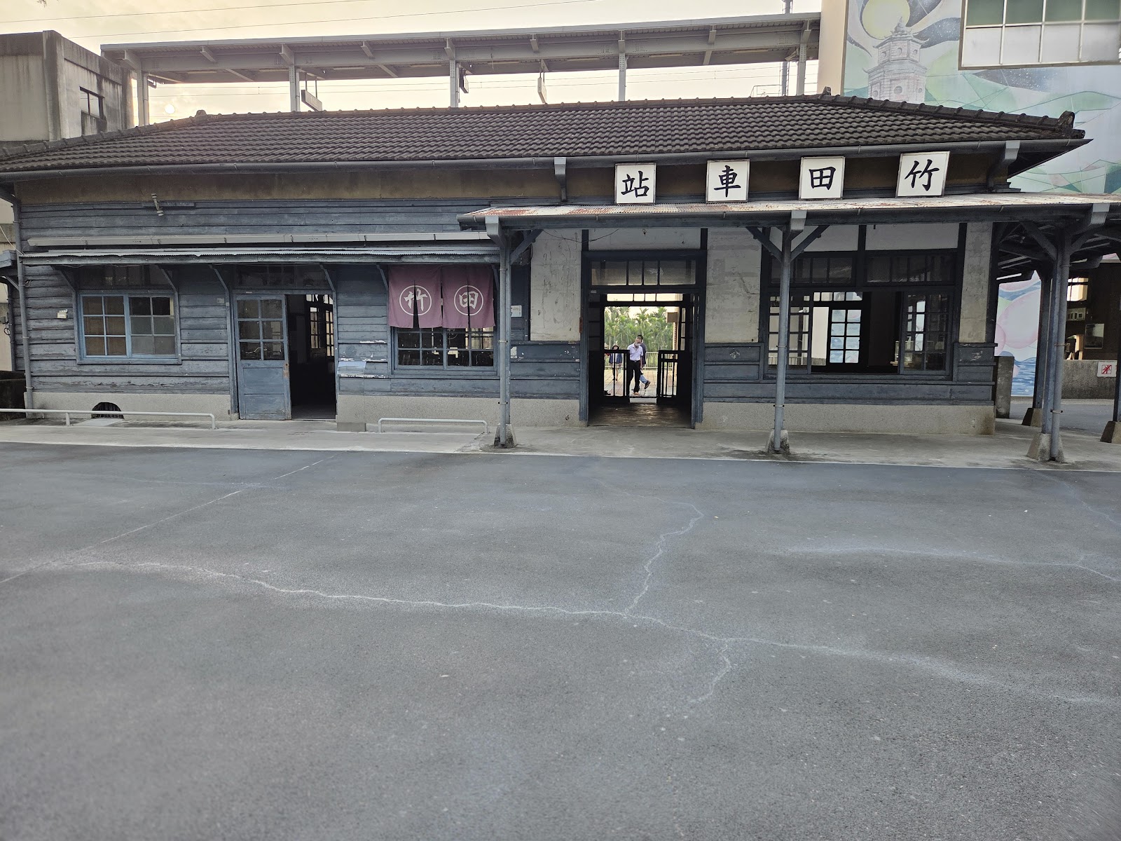 竹田驛園正面外觀，屏東百年日式木造車站頓物驛