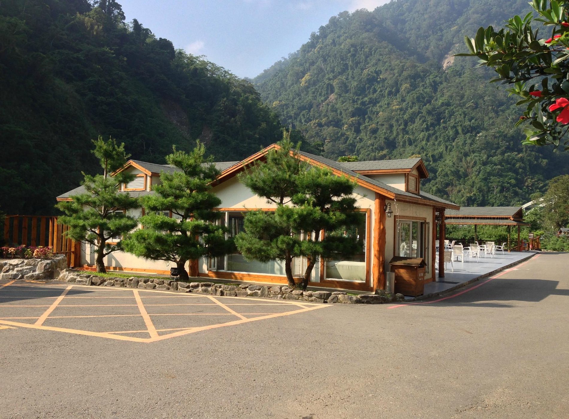 湯唯溫泉渡假木造房屋與山景