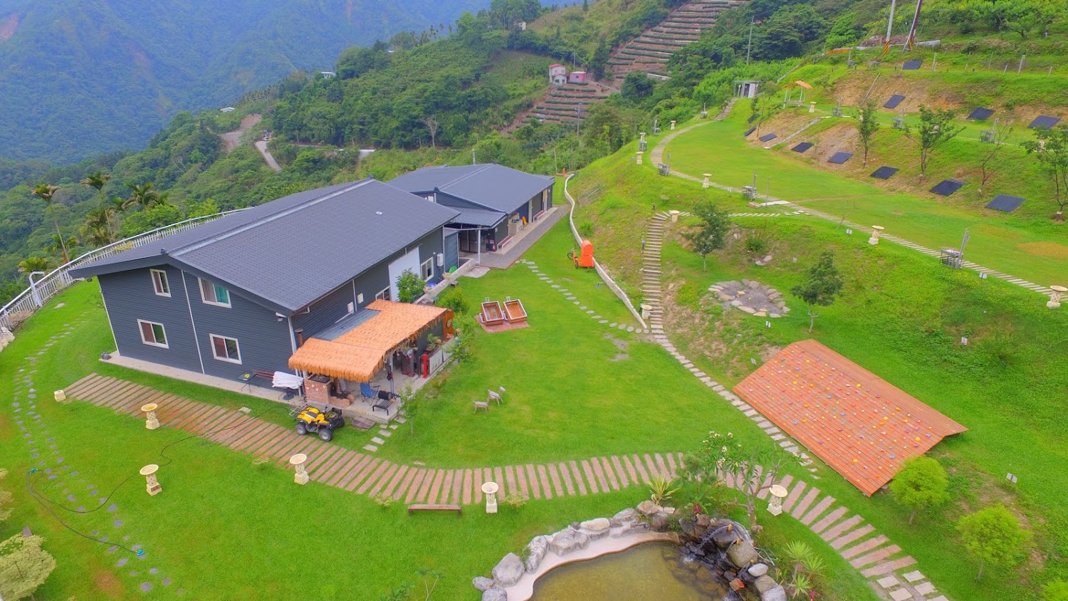 覓靜莊園山景草地與園區全景