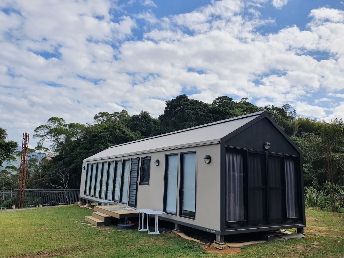 忘憂草原草地與小屋外觀