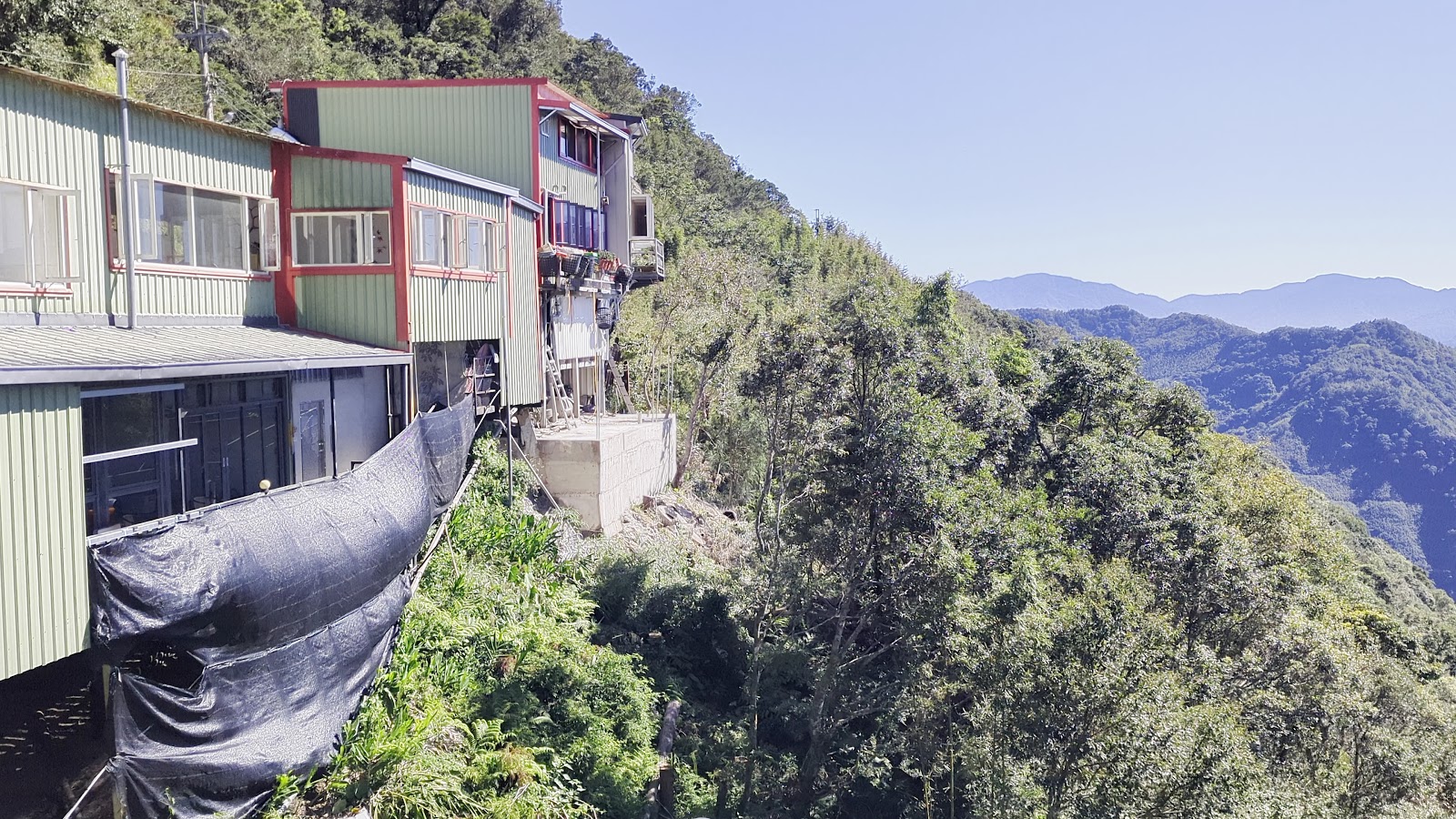 宇老觀景台山腰木屋建築群與連綿山脈