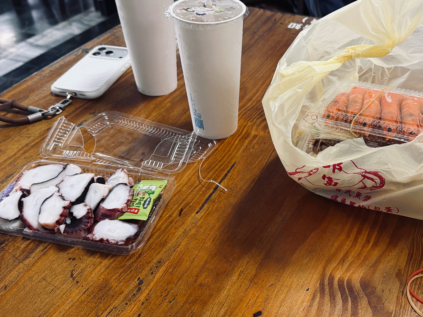 興達港觀光漁市新鮮章魚片與購物袋