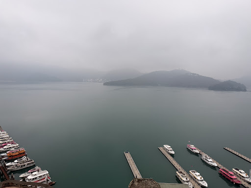 旅人拍攝的水社碼頭湖景與步道視角