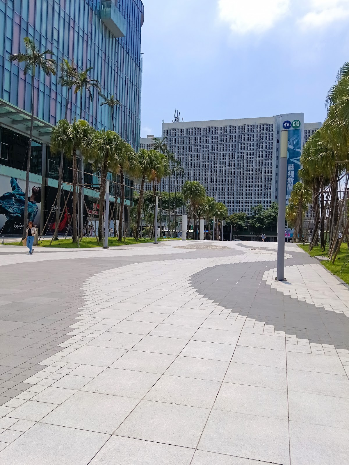 松山文創園區廠房內部展覽空間，台北文創景點