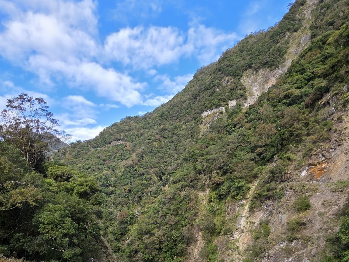 霧鹿峽谷深V型石灰岩峽谷碧綠溪流，台東海端鄉南橫公路台東一日遊