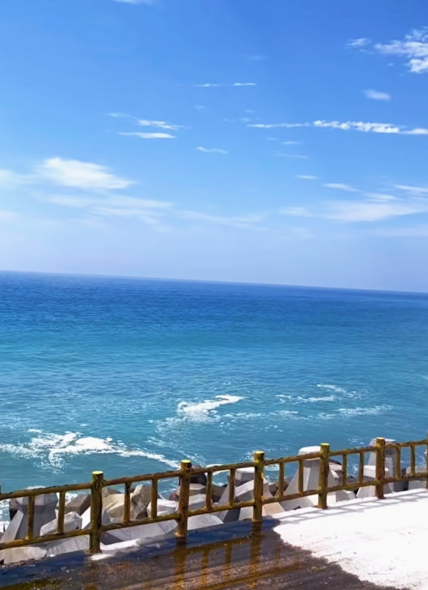 鹿野高台景觀台木欄杆俯瞰蔚藍大海,藍天白雲