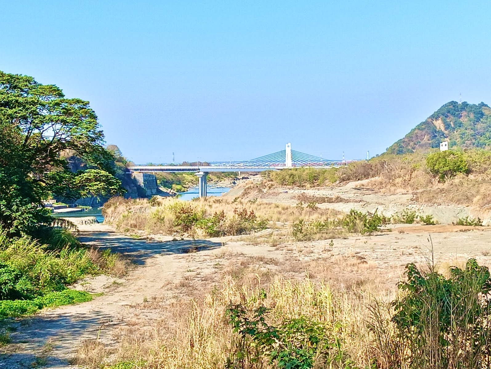 石岡水壩旁大甲溪橋梁景觀，河床寬廣遠山蒼翠，台中石岡一日遊