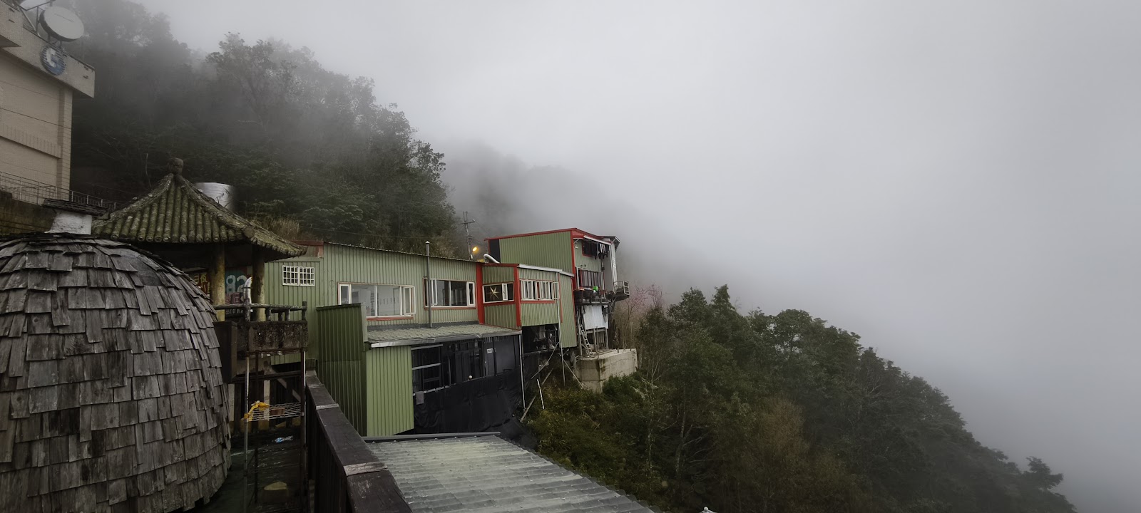 雲霧中宇老觀景台建築群全景