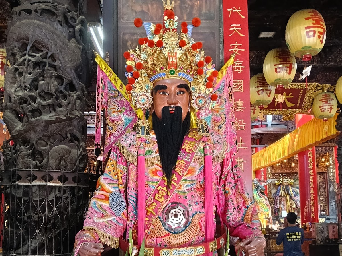 西港慶安宮王爺神尊,身著龍袍,頭戴鳳冠,神情莊嚴