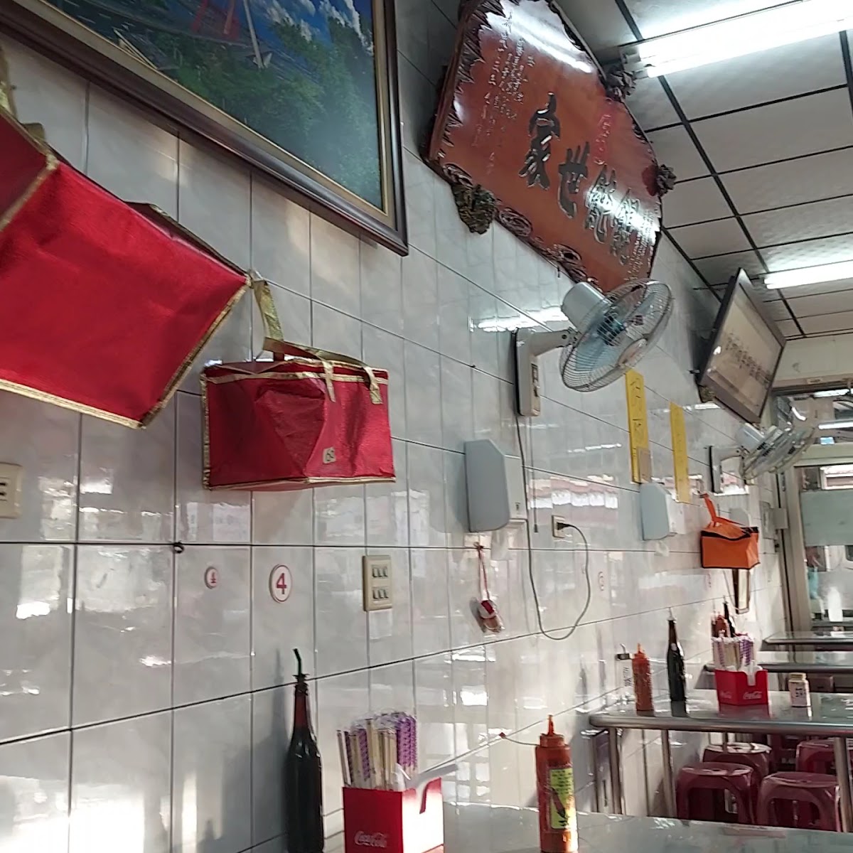 里港扁食富餌飥店內白磁磚裝潢