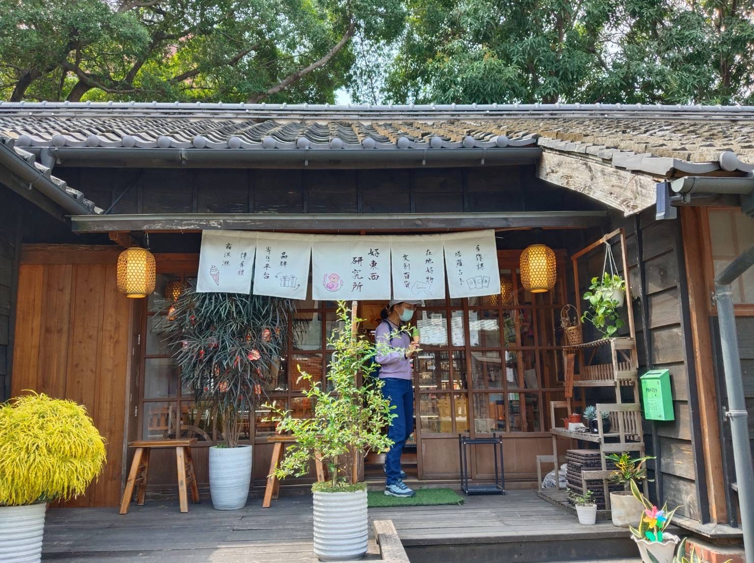 雲中街文創聚落創意市集展示，手作藝品與個性小店