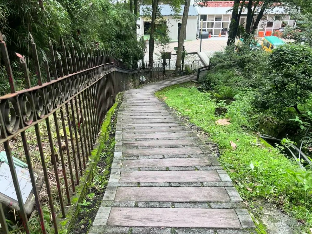 竹崎公園步道石板路面，輕鬆好走