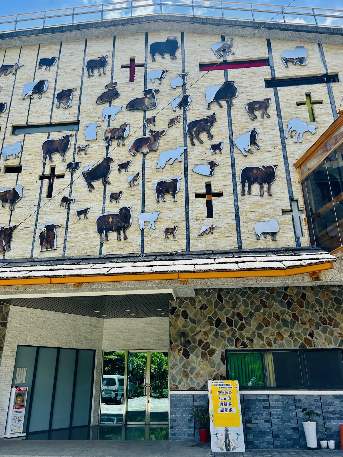 佳平天主堂新堂正面入口全景
