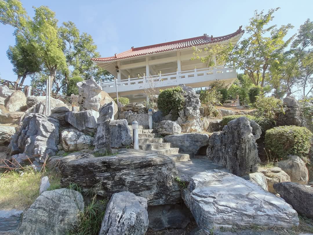 武承恩公園觀湖樓建築，中式建築搭配假山石景