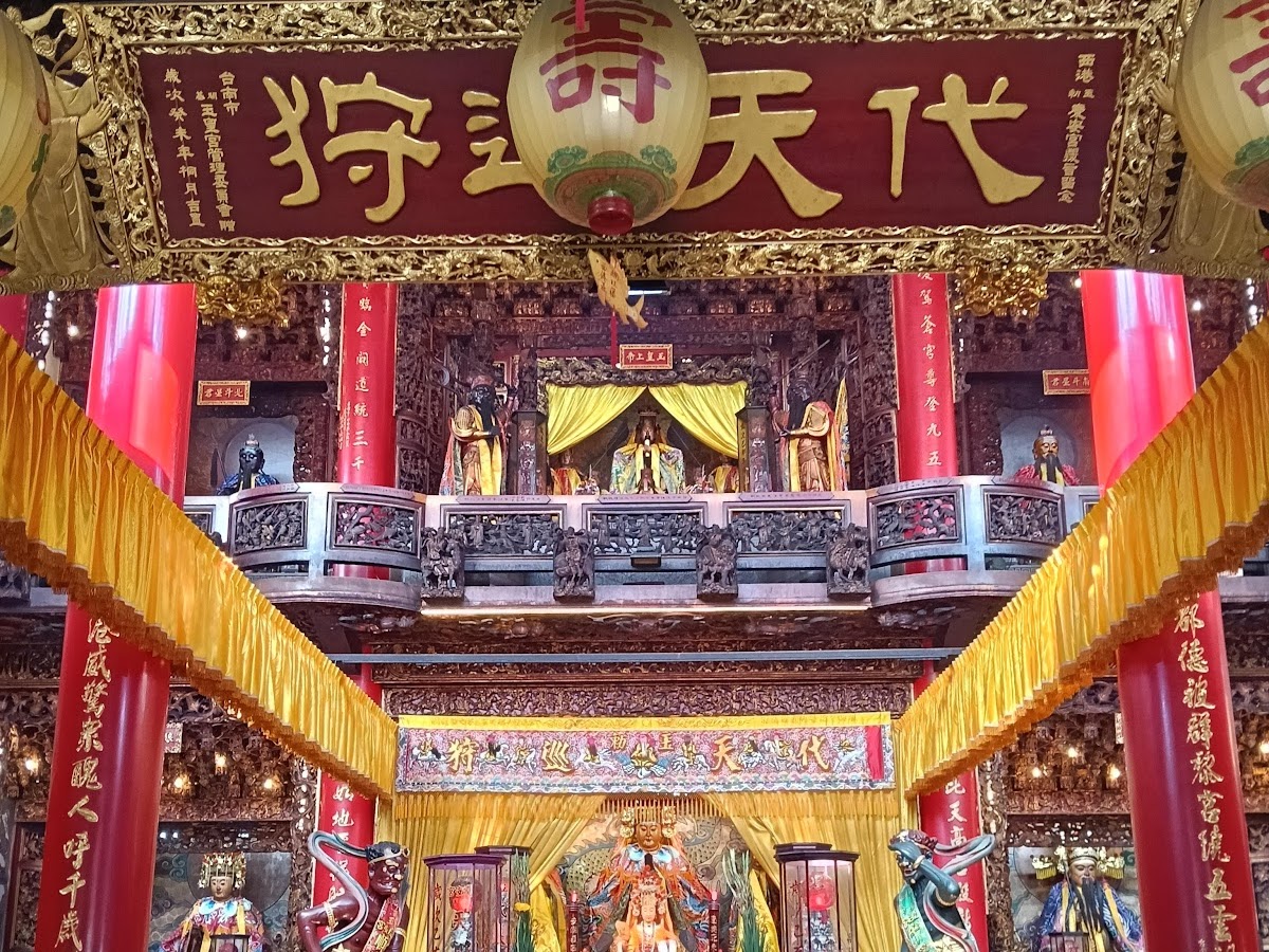 西港慶安宮代天巡狩神龕內殿,香火鼎盛