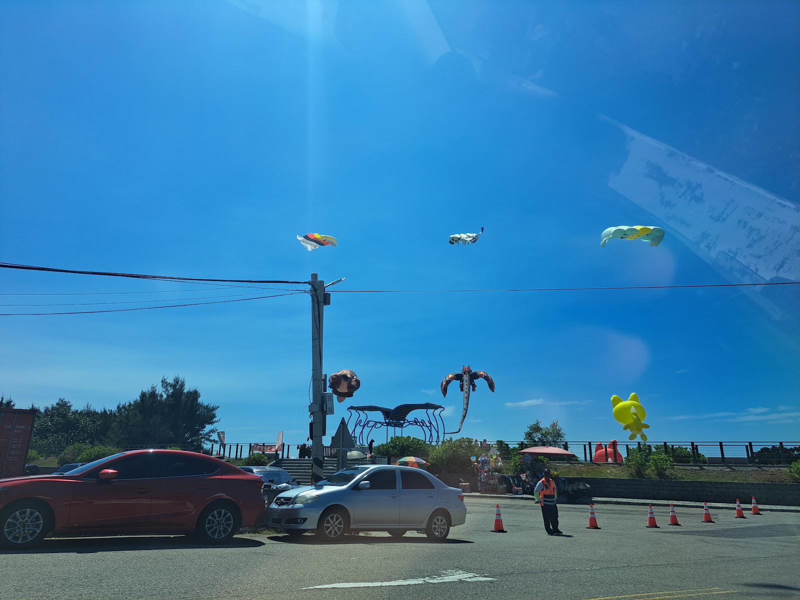 大安海水浴場停車場旁超大型彩色風箏遊客一起放風箏