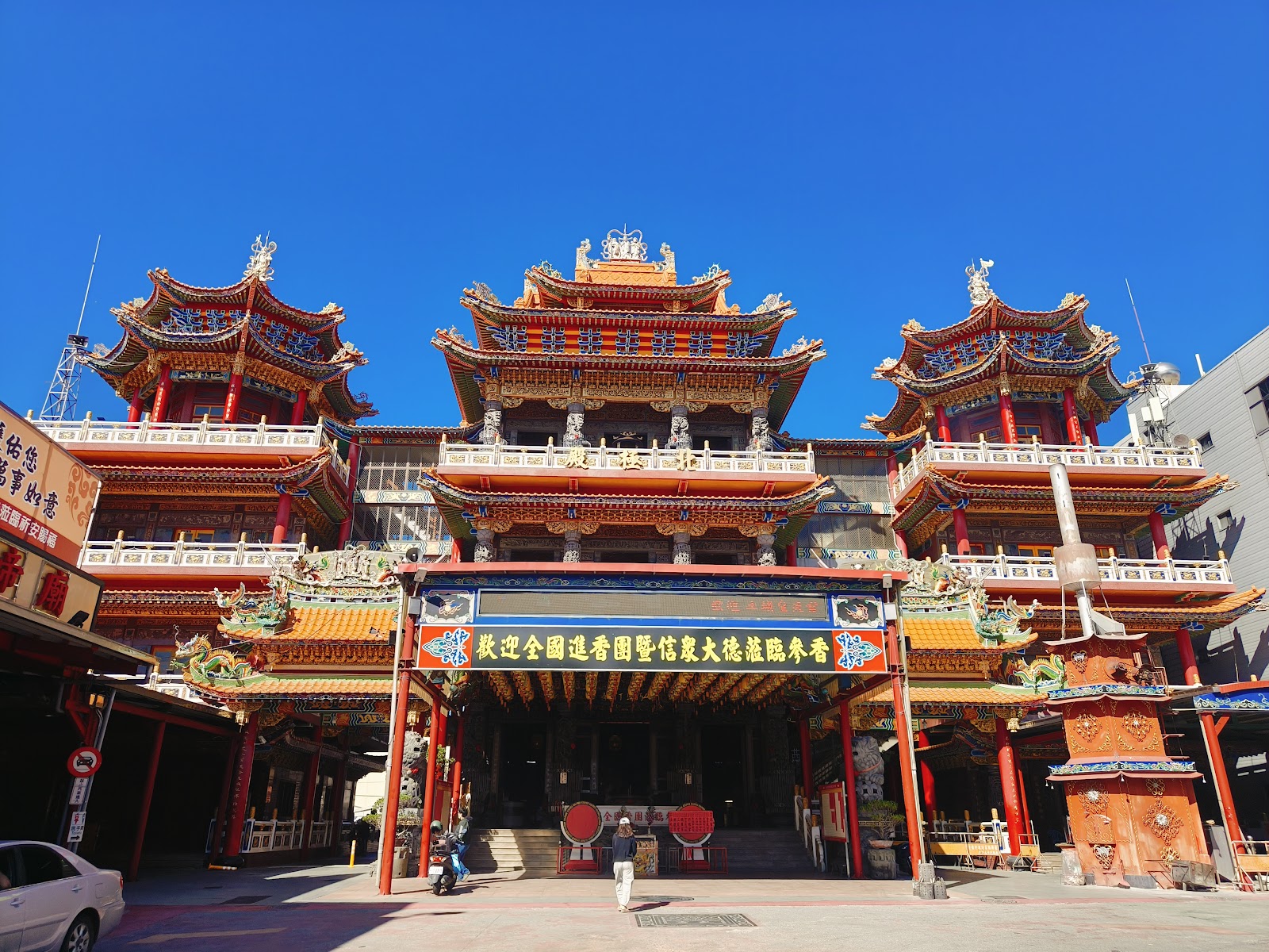 下營北極殿上帝廟正面外觀，三層廟宇建築金碧輝煌