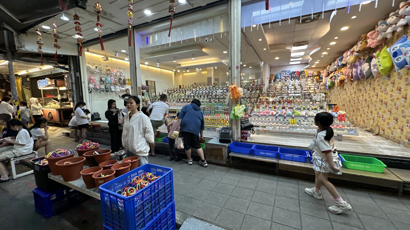 中壢觀光夜市遊戲攤，造型公仔與玩具琳瑯滿目
