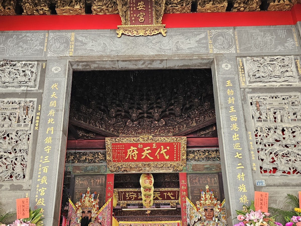 西港慶安宮代天府主殿神龕,石雕精緻,正中懸代天府匾額