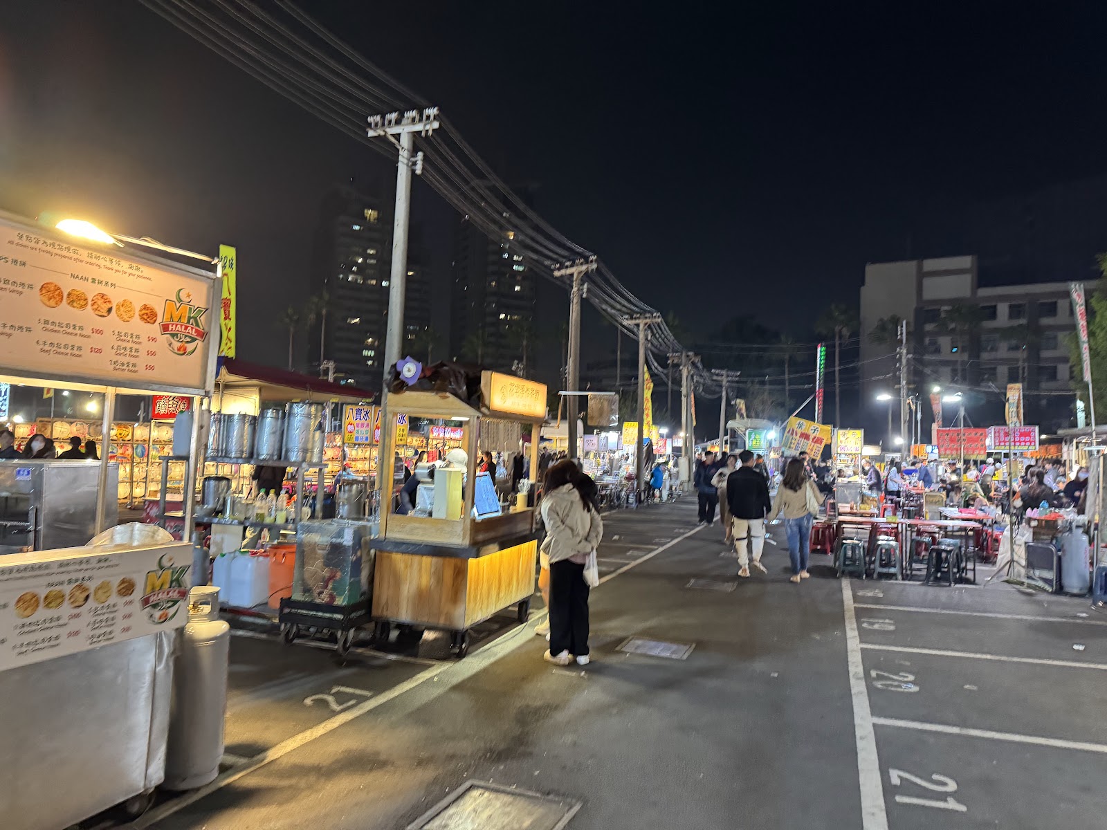 台南大東夜市通道，可見MK HALAL清真食品攤位展現多元飲食文化