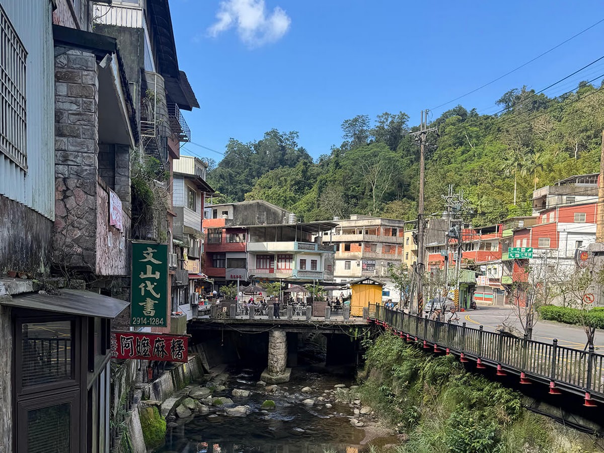 從橋上俯瞰石碇老街溪流老建築景色